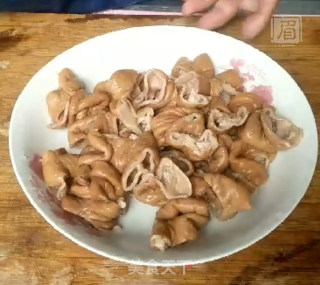 红烧肥肠的做法步骤：1