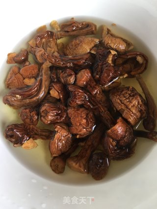 姬松茸烧排骨的做法步骤：2