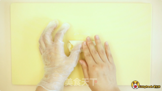 香蕉鱼松卷的做法步骤：6