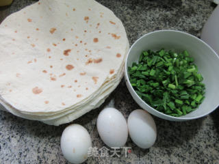 韭菜鸭蛋麦饼卷的做法步骤：1