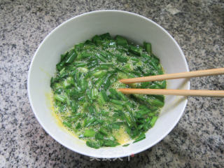 韭菜鸭蛋麦饼卷的做法步骤：3