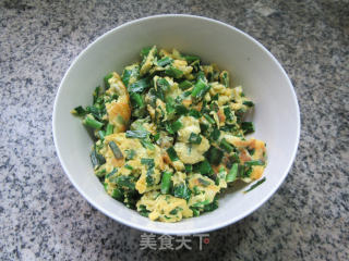 韭菜鸭蛋麦饼卷的做法步骤：5