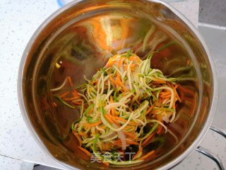 蔬菜饼的做法步骤：2