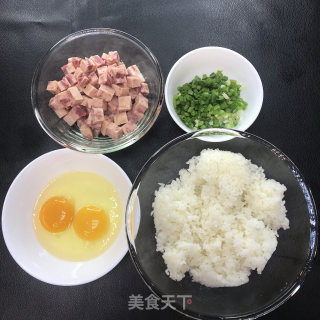 火腿午餐肉蛋炒饭的做法步骤：2