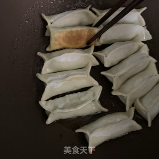 韭菜肉馅锅贴的做法步骤：8