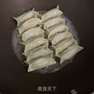 韭菜肉馅锅贴的做法步骤：9