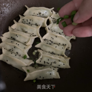 韭菜肉馅锅贴的做法步骤：11