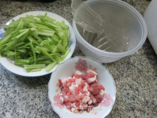 五花肉芹菜炒粉皮的做法步骤：1