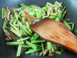 五花肉芹菜炒粉皮的做法步骤：8