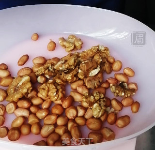 花生核桃奶的做法步骤：1