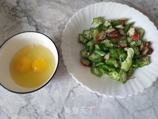 秋葵炒鸡蛋的做法步骤：1