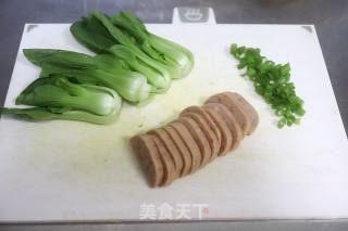 午餐肉青菜虾仔面的做法步骤：2