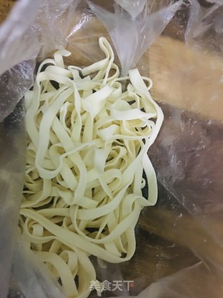 油泼辣子拌面的做法步骤：1