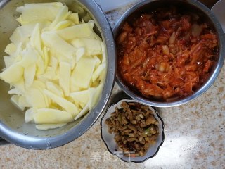 肉末辣白菜土豆片的做法步骤：3