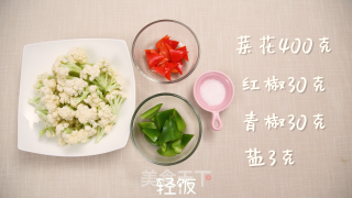 彩椒炒菜花丨菜花爽脆入味，汤汁浓郁的做法步骤：1