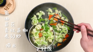 彩椒炒菜花丨菜花爽脆入味，汤汁浓郁的做法步骤：2