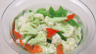 彩椒炒菜花丨菜花爽脆入味，汤汁浓郁的做法步骤：3
