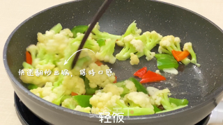 彩椒炒菜花丨菜花爽脆入味，汤汁浓郁的做法步骤：5