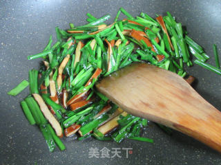 韭菜香干麦饼卷的做法步骤：6