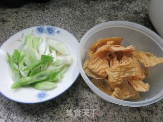大葱炒蛋白肉的做法步骤：1