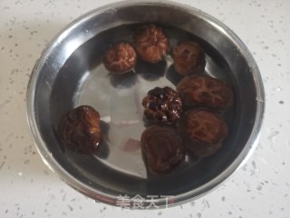 黄焖鸡的做法步骤：1