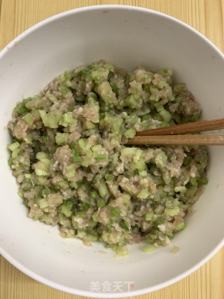 芹菜猪肉蒸饺的做法步骤：1