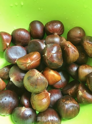 炒栗子的做法步骤：1