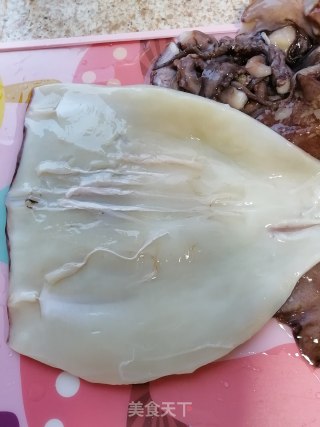 尖椒炒鱿鱼的做法步骤：1