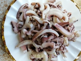 尖椒炒鱿鱼的做法步骤：2