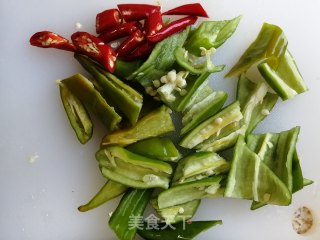 尖椒炒鱿鱼的做法步骤：3