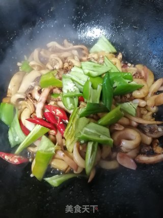 尖椒炒鱿鱼的做法步骤：7