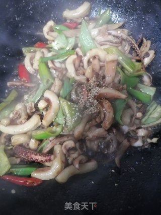 尖椒炒鱿鱼的做法步骤：8