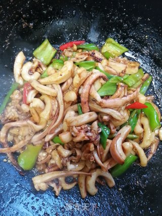 尖椒炒鱿鱼的做法步骤：9