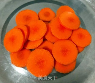 青椒胡萝卜炒香肠的做法步骤：2