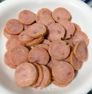 青椒胡萝卜炒香肠的做法步骤：4