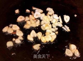 青椒胡萝卜炒香肠的做法步骤：5