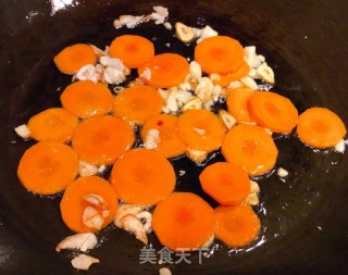 青椒胡萝卜炒香肠的做法步骤：6