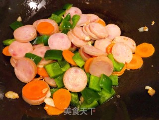 青椒胡萝卜炒香肠的做法步骤：8