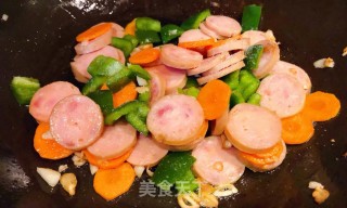 青椒胡萝卜炒香肠的做法步骤：9