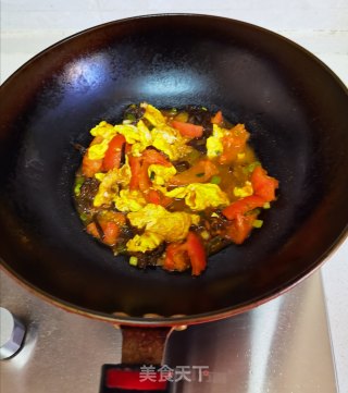 西红柿鸡蛋豌豆面的做法步骤：6