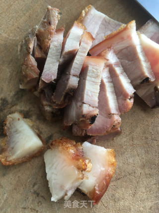 鲜竹笋炒烧肉的做法步骤：1