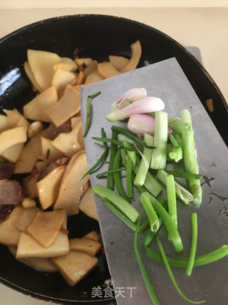 鲜竹笋炒烧肉的做法步骤：8