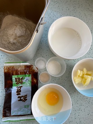 毛毛虫豆沙面包的做法步骤：1