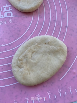 毛毛虫豆沙面包的做法步骤：8