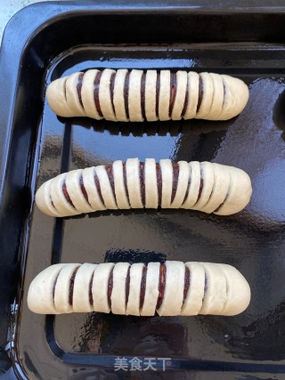 毛毛虫豆沙面包的做法步骤：12