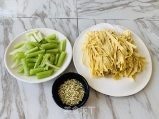 火麻仁豆皮丝炒芹菜的做法步骤：1
