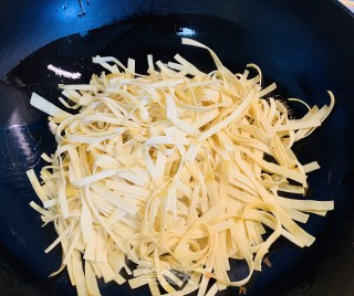 火麻仁豆皮丝炒芹菜的做法步骤：2