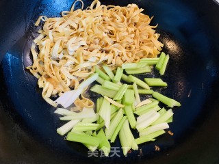 火麻仁豆皮丝炒芹菜的做法步骤：3