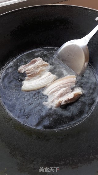五花肉炒青椒的做法步骤：1