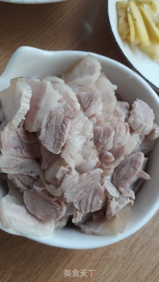 五花肉炒青椒的做法步骤：2
